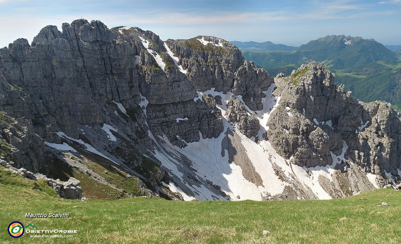 23 La grande bastionata dello Zuccone dei Campelli e Pesciola....JPG